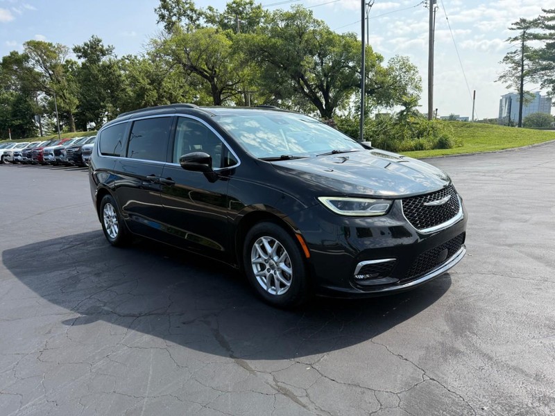 Chrysler Pacifica Vehicle Full-screen Gallery Image 8