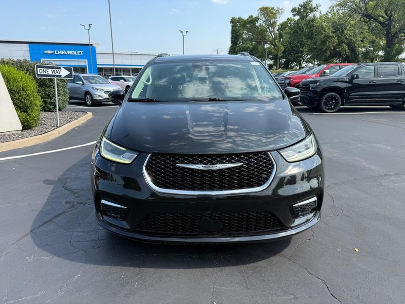 Chrysler Pacifica Vehicle Full-screen Gallery Image 9