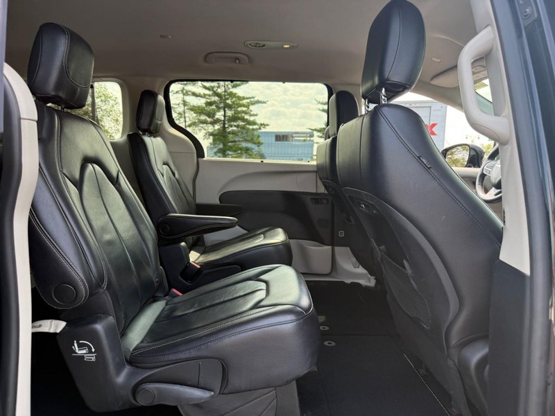 Chrysler Pacifica Vehicle Full-screen Gallery Image 10