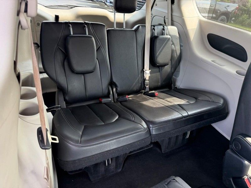 Chrysler Pacifica Vehicle Full-screen Gallery Image 11