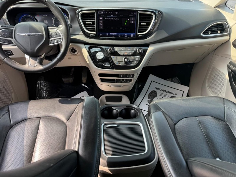 Chrysler Pacifica Vehicle Full-screen Gallery Image 12