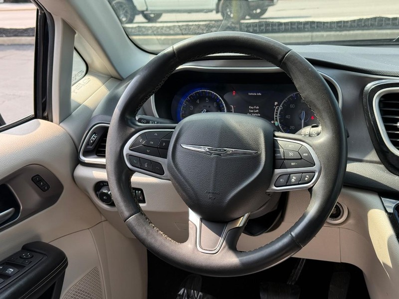 Chrysler Pacifica Vehicle Full-screen Gallery Image 13