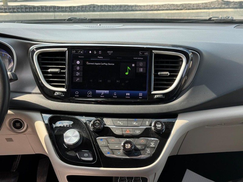 Chrysler Pacifica Vehicle Full-screen Gallery Image 14