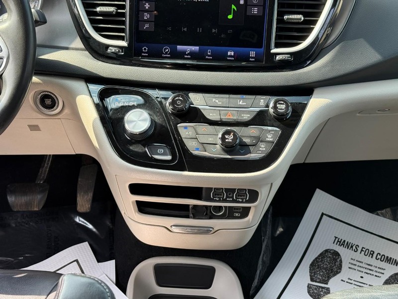 Chrysler Pacifica Vehicle Full-screen Gallery Image 15
