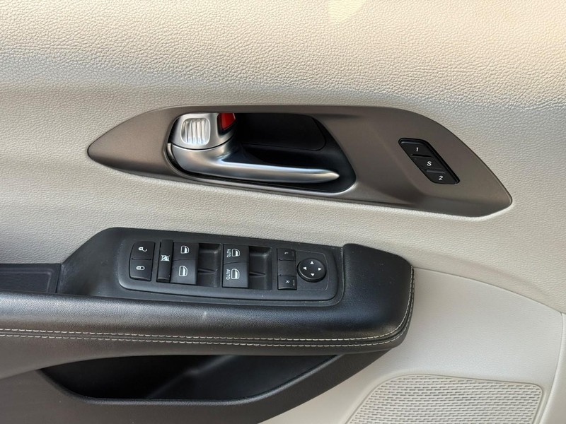 Chrysler Pacifica Vehicle Full-screen Gallery Image 16
