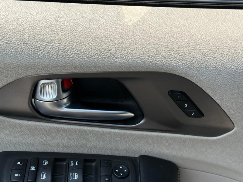 Chrysler Pacifica Vehicle Full-screen Gallery Image 17