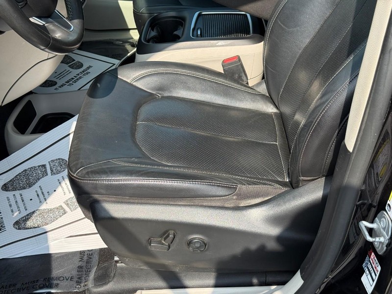 Chrysler Pacifica Vehicle Full-screen Gallery Image 18