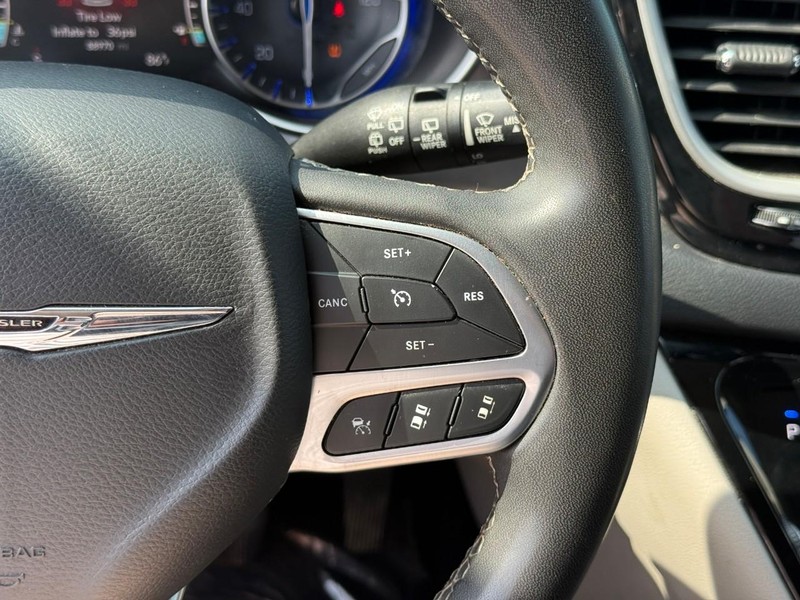 Chrysler Pacifica Vehicle Full-screen Gallery Image 21