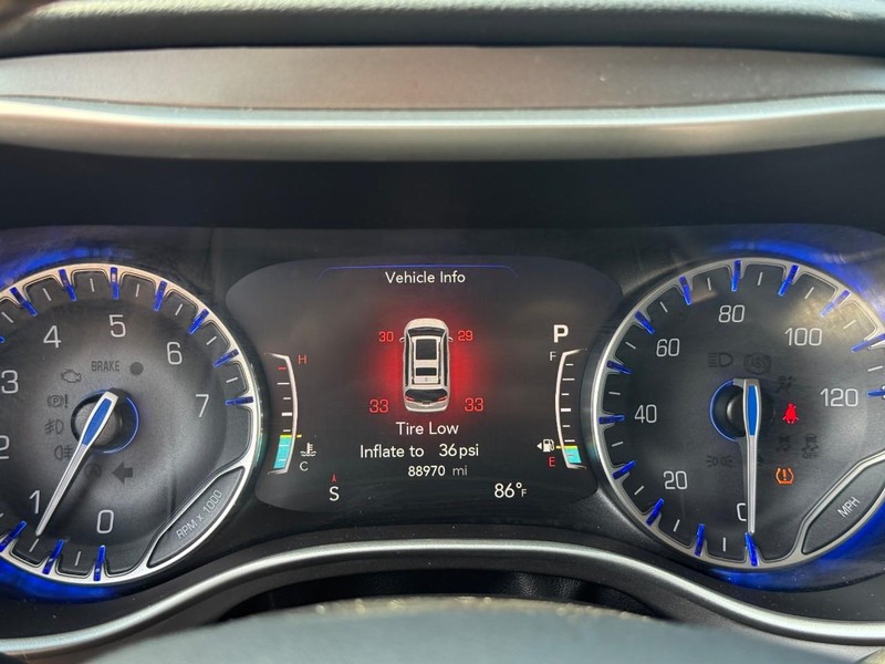 Chrysler Pacifica Vehicle Full-screen Gallery Image 22