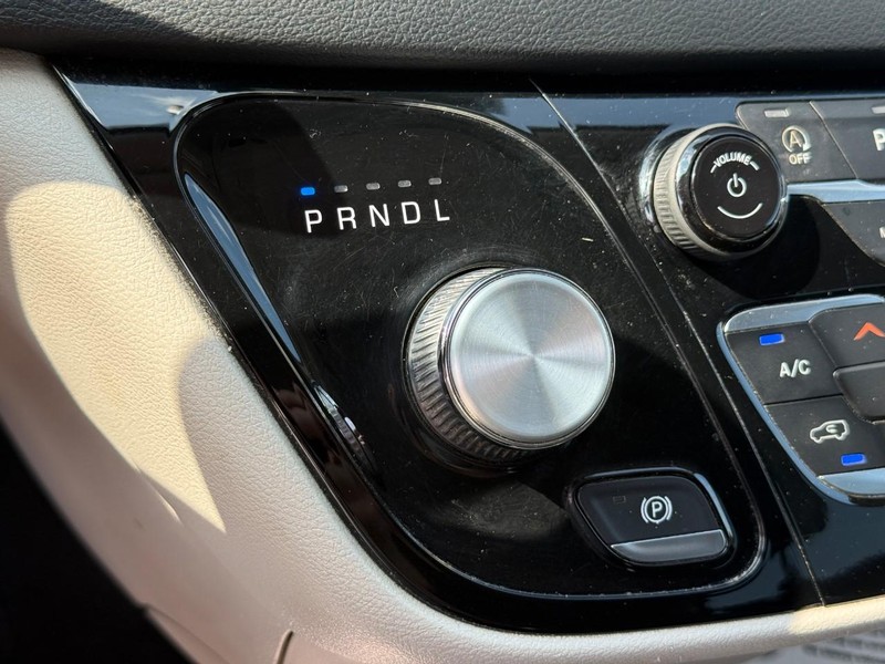 Chrysler Pacifica Vehicle Full-screen Gallery Image 23