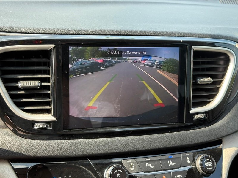 Chrysler Pacifica Vehicle Full-screen Gallery Image 24
