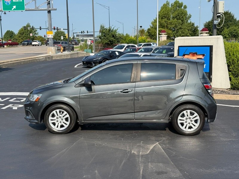 Chevrolet Sonic Vehicle Full-screen Gallery Image 2