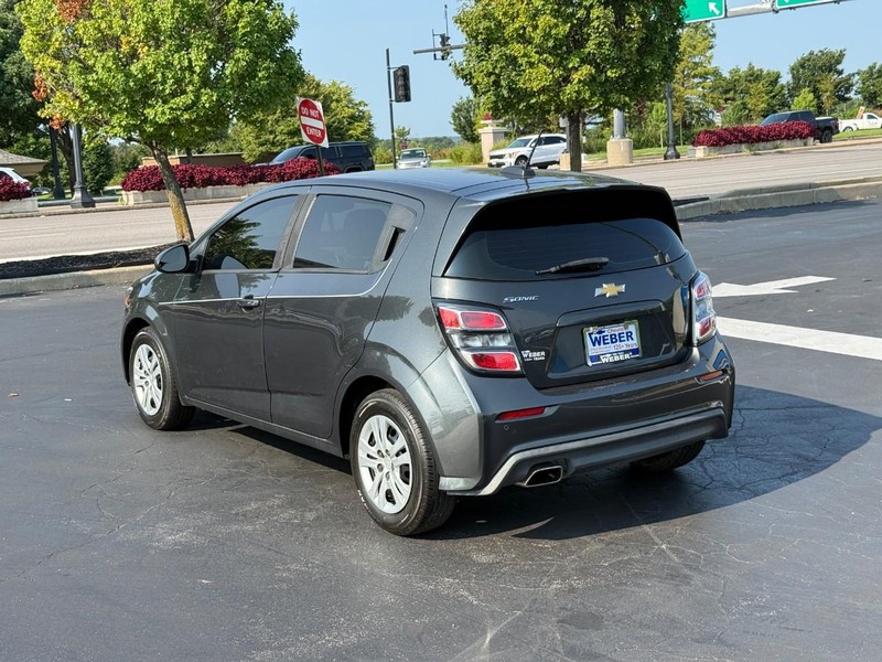 Chevrolet Sonic Vehicle Full-screen Gallery Image 3