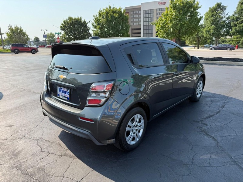 Chevrolet Sonic Vehicle Full-screen Gallery Image 7