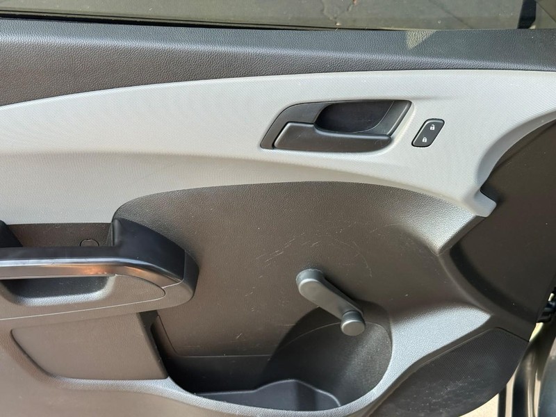 Chevrolet Sonic Vehicle Full-screen Gallery Image 16