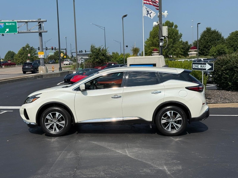 Nissan Murano Vehicle Full-screen Gallery Image 2