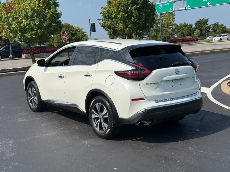 Nissan Murano Vehicle Full-screen Gallery Image 3