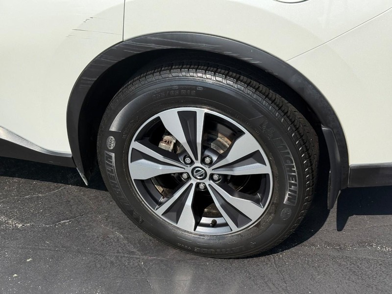Nissan Murano Vehicle Full-screen Gallery Image 4