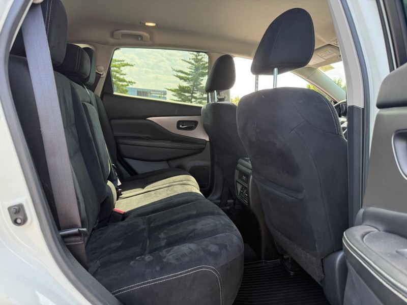 Nissan Murano Vehicle Full-screen Gallery Image 11