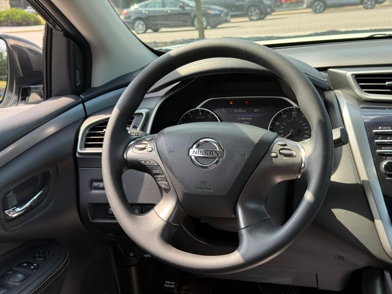 Nissan Murano Vehicle Full-screen Gallery Image 13