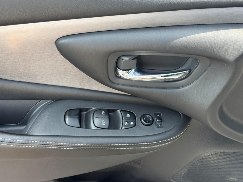 Nissan Murano Vehicle Full-screen Gallery Image 16