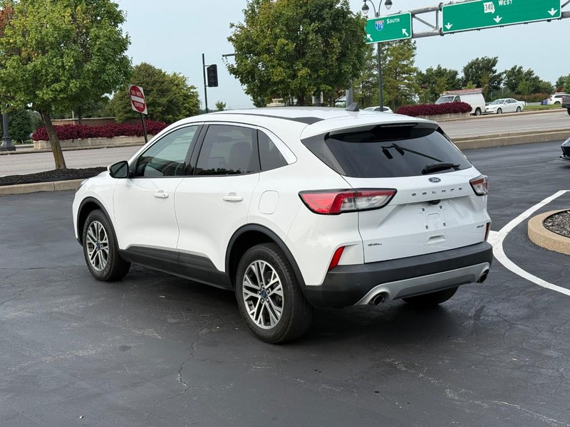 Ford Escape Vehicle Full-screen Gallery Image 3