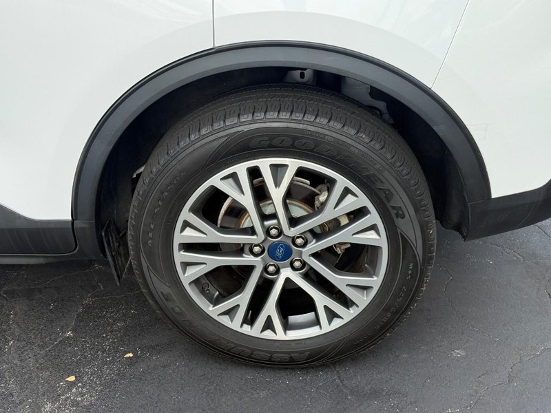 Ford Escape Vehicle Full-screen Gallery Image 4