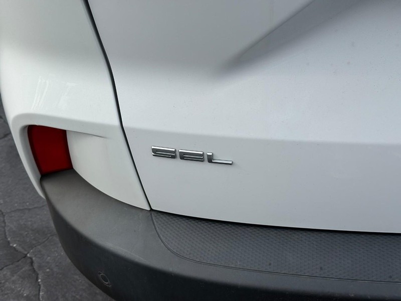 Ford Escape Vehicle Full-screen Gallery Image 5
