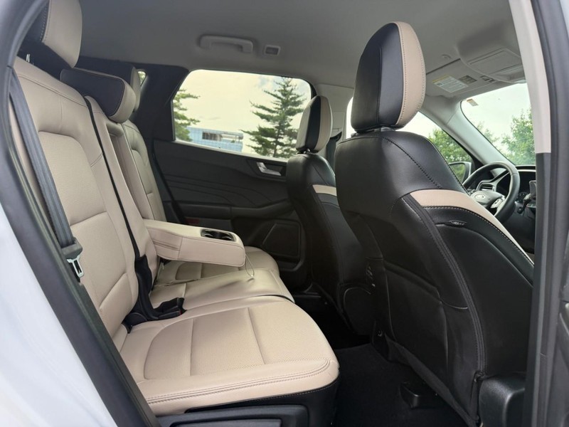 Ford Escape Vehicle Full-screen Gallery Image 11