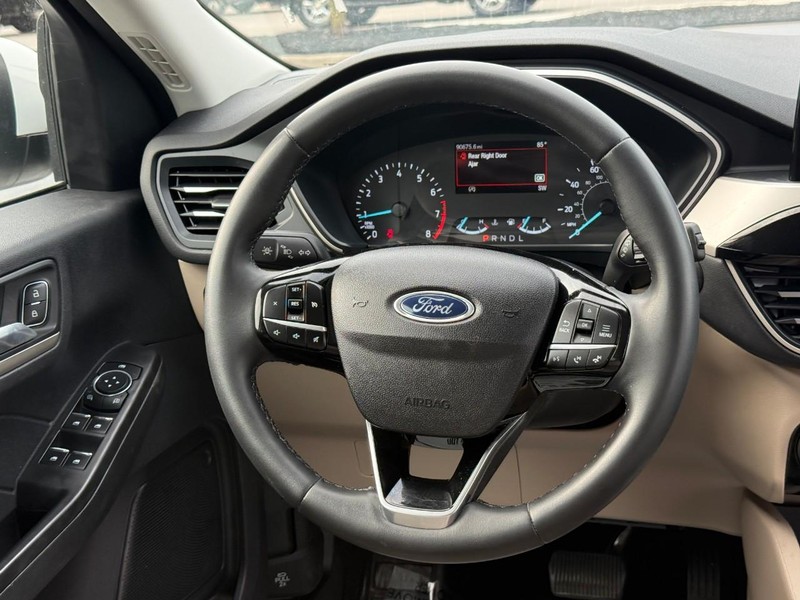 Ford Escape Vehicle Full-screen Gallery Image 13