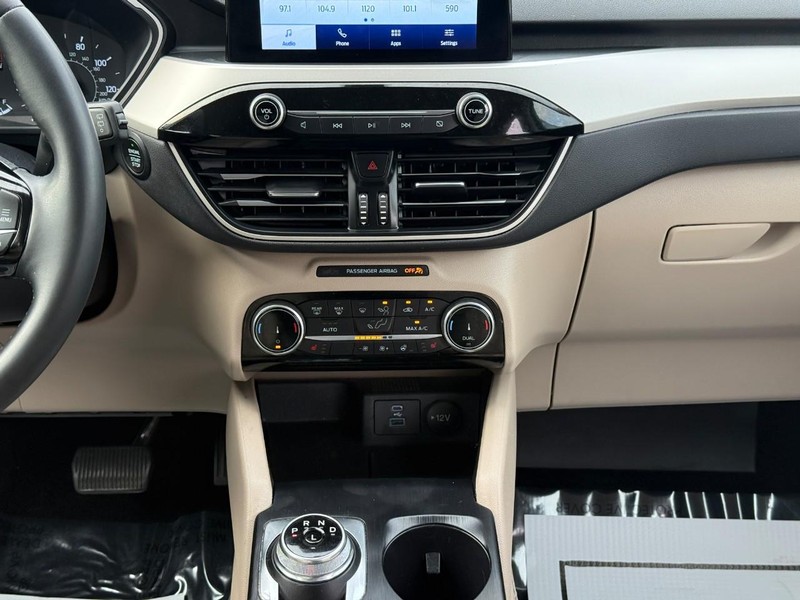 Ford Escape Vehicle Full-screen Gallery Image 15