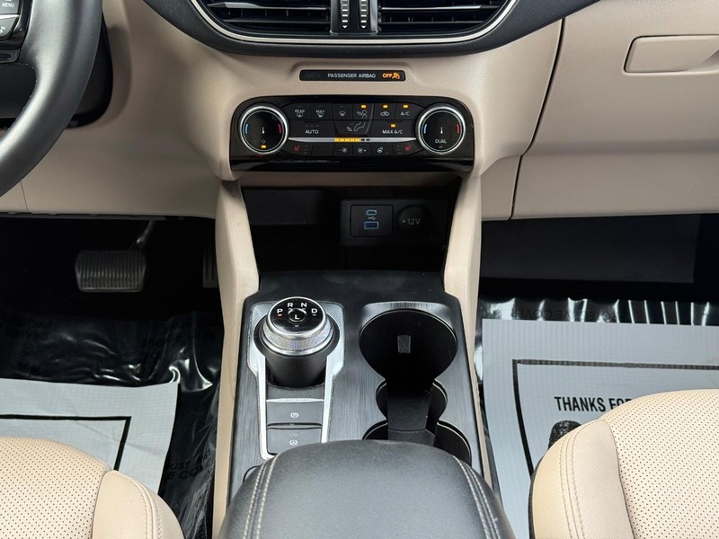 Ford Escape Vehicle Full-screen Gallery Image 16