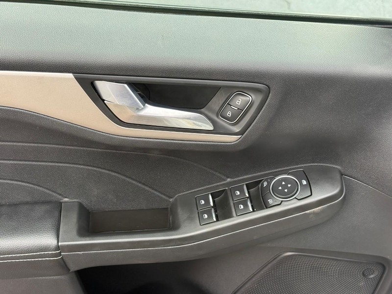 Ford Escape Vehicle Full-screen Gallery Image 17