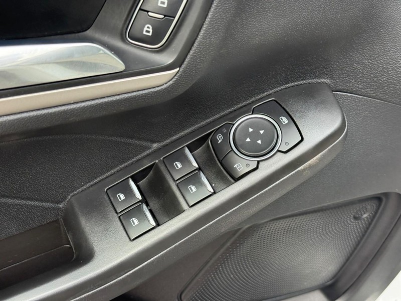 Ford Escape Vehicle Full-screen Gallery Image 18