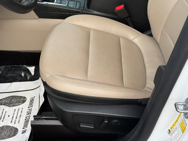 Ford Escape Vehicle Full-screen Gallery Image 19