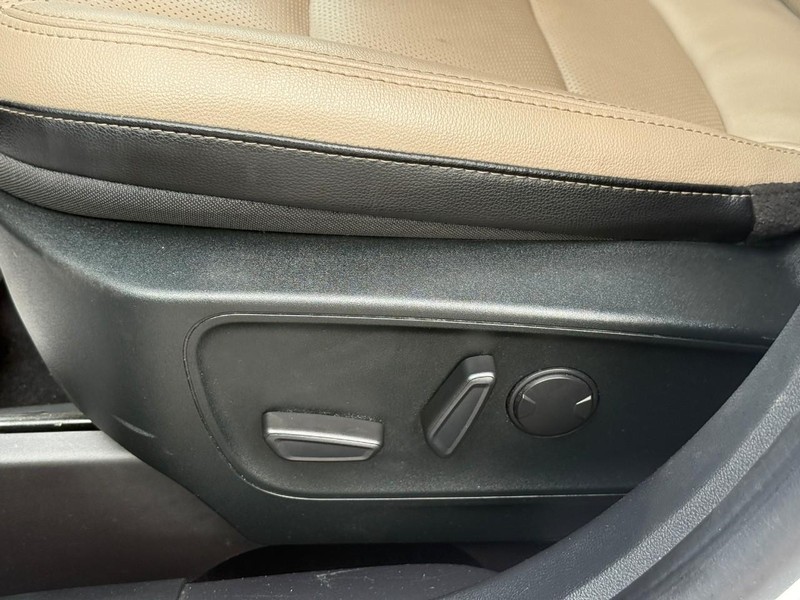 Ford Escape Vehicle Full-screen Gallery Image 20