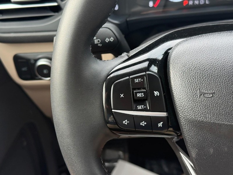 Ford Escape Vehicle Full-screen Gallery Image 21