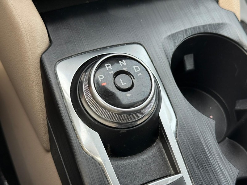 Ford Escape Vehicle Full-screen Gallery Image 23