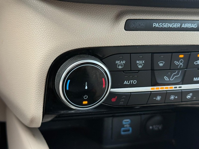 Ford Escape Vehicle Full-screen Gallery Image 24