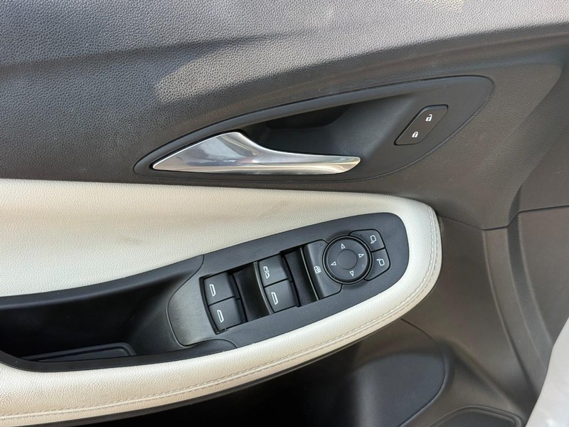 Buick Encore GX Vehicle Full-screen Gallery Image 16