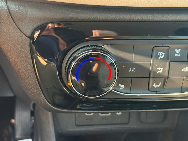 Buick Encore GX Vehicle Full-screen Gallery Image 22
