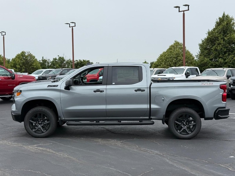 Chevrolet Silverado 1500 Vehicle Full-screen Gallery Image 2