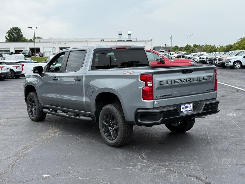 Chevrolet Silverado 1500 Vehicle Full-screen Gallery Image 3
