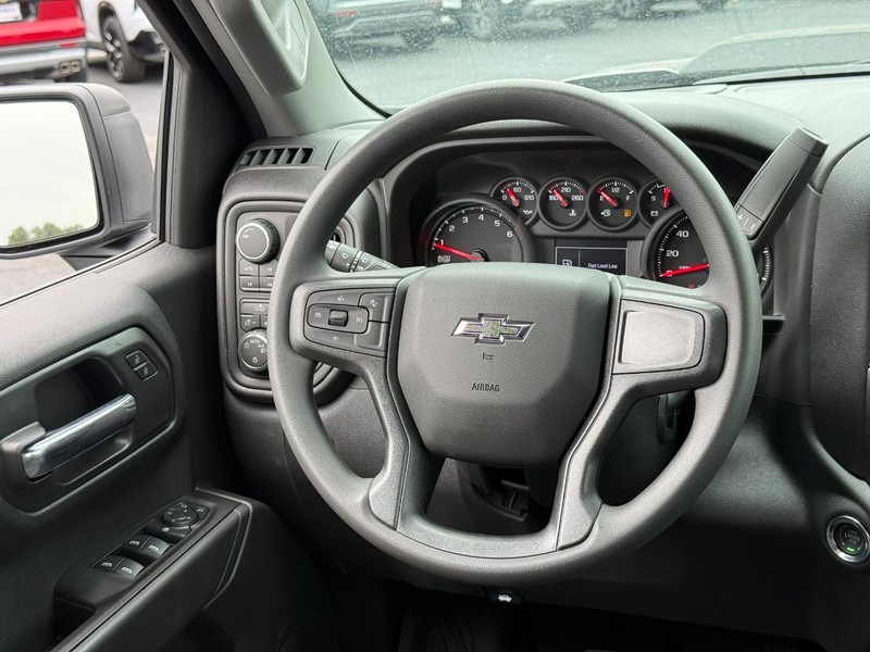 Chevrolet Silverado 1500 Vehicle Full-screen Gallery Image 7