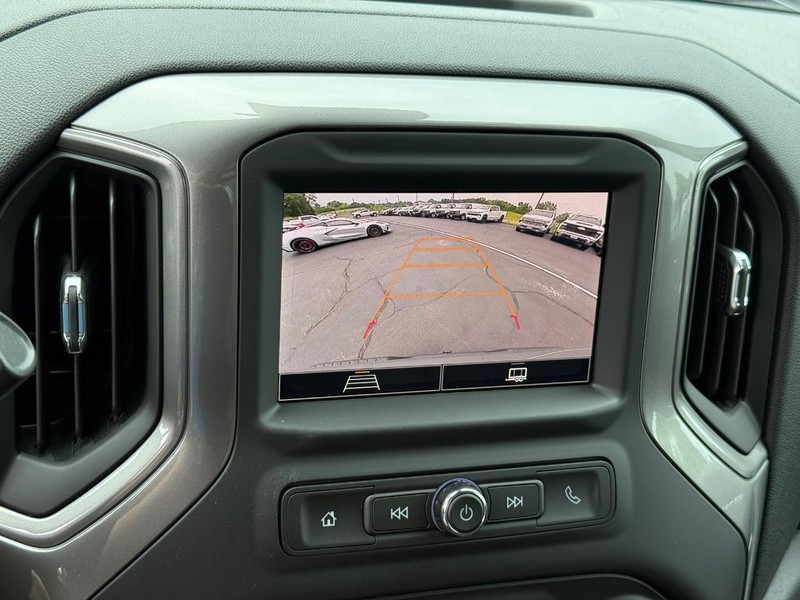 Chevrolet Silverado 1500 Vehicle Full-screen Gallery Image 14
