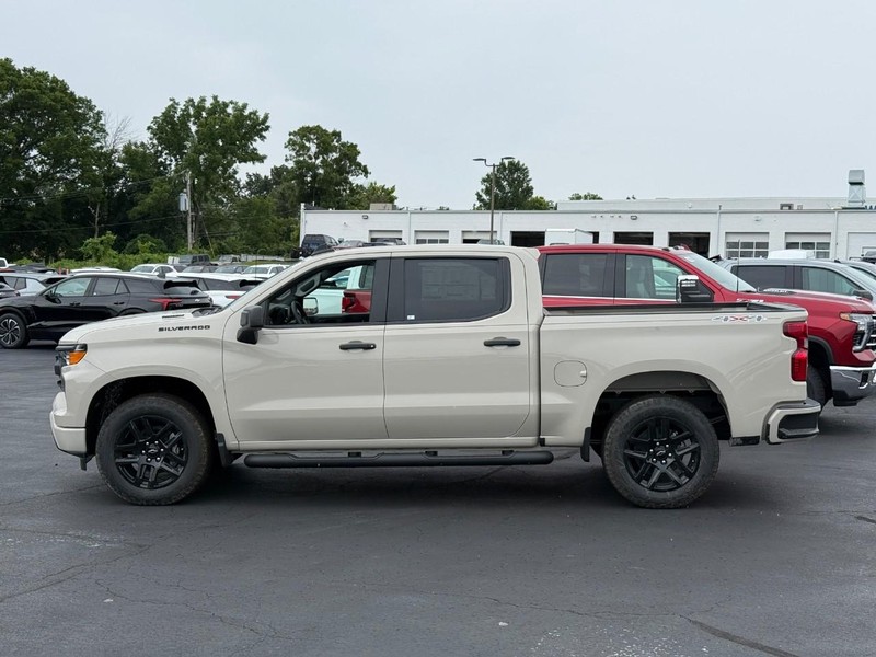 Chevrolet Silverado 1500 Vehicle Full-screen Gallery Image 2