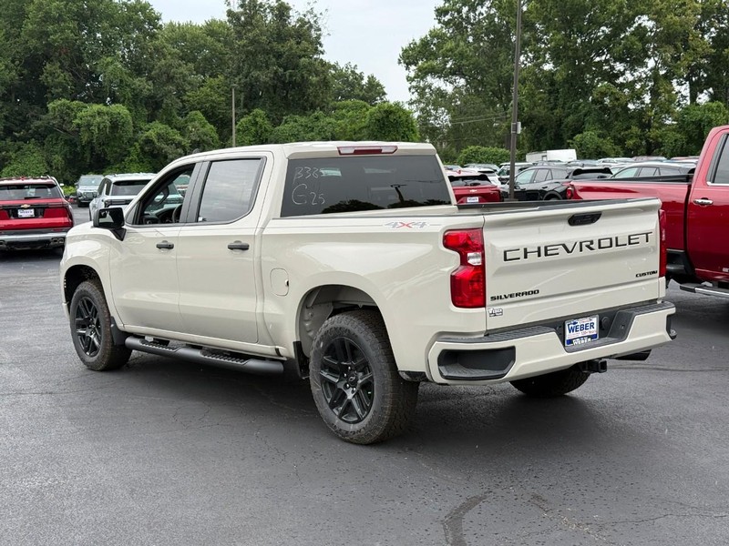 Chevrolet Silverado 1500 Vehicle Full-screen Gallery Image 3
