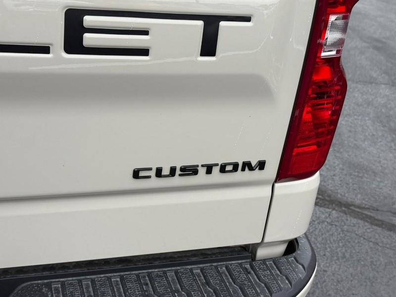 Chevrolet Silverado 1500 Vehicle Full-screen Gallery Image 4