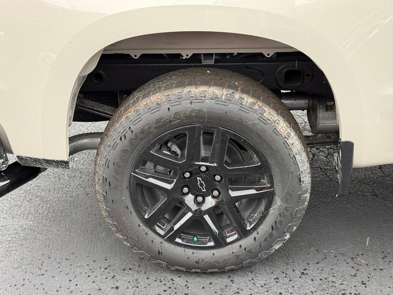 Chevrolet Silverado 1500 Vehicle Full-screen Gallery Image 5
