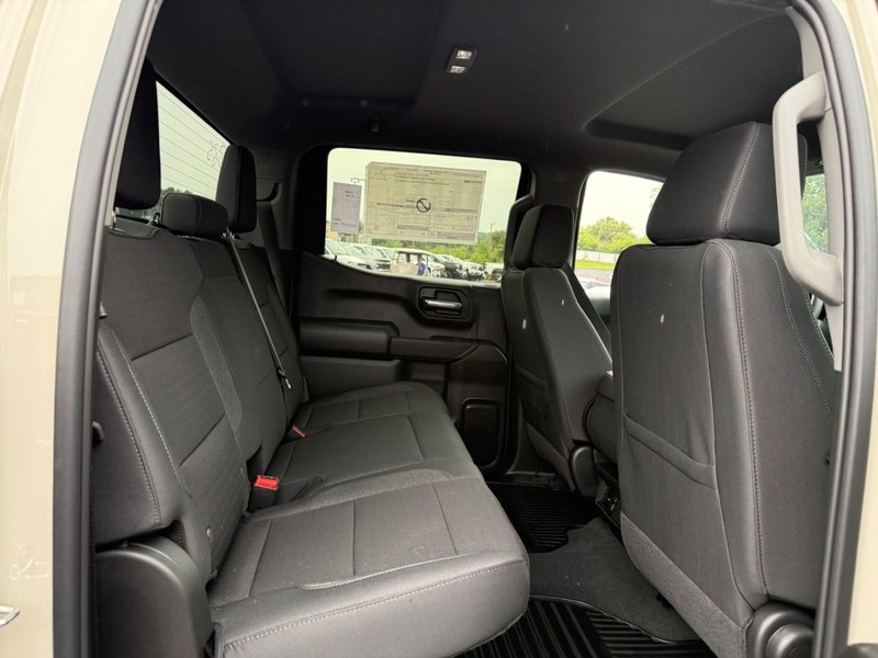 Chevrolet Silverado 1500 Vehicle Full-screen Gallery Image 6